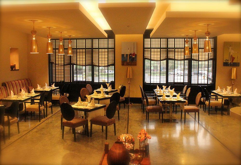 Safir Fintas Hotel Kuwait Koeweit Buitenkant foto The interior of the restaurant
