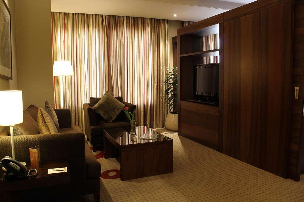 Safir Fintas Hotel Kuwait Koeweit Kamer foto A suite at the hotel