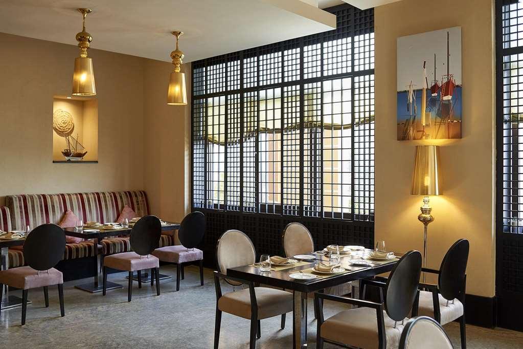 Safir Fintas Hotel Kuwait Koeweit Faciliteiten foto The restaurant