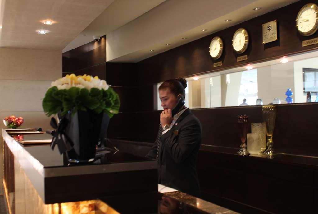 Safir Fintas Hotel Kuwait Koeweit Faciliteiten foto Concierge at the Mandarin Oriental, Hong Kong
