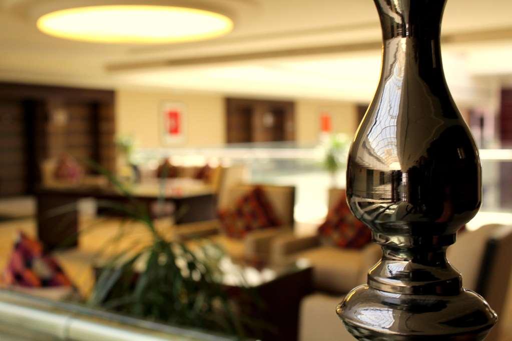 Safir Fintas Hotel Kuwait Koeweit Restaurant foto The lobby of the hotel