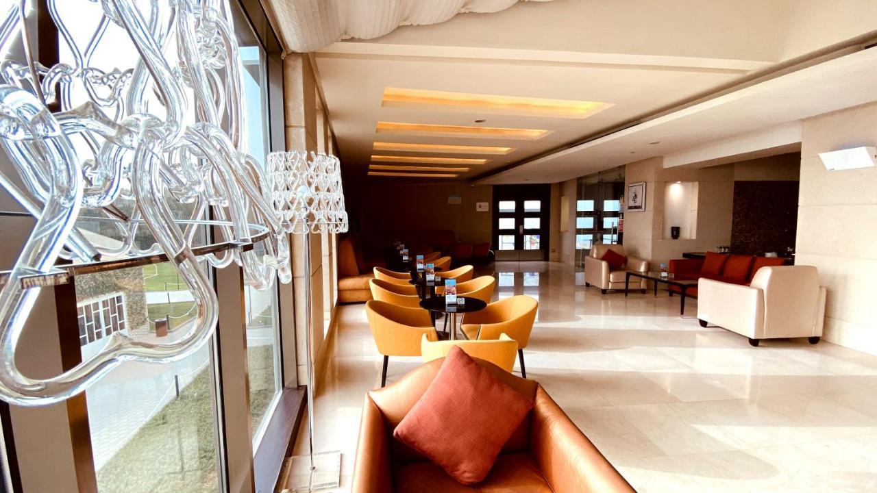 Safir Fintas Hotel Kuwait Koeweit Buitenkant foto The lounge at the airport