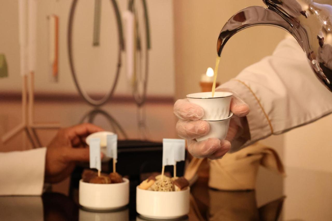 Safir Fintas Hotel Kuwait Koeweit Buitenkant foto A coffee being prepared