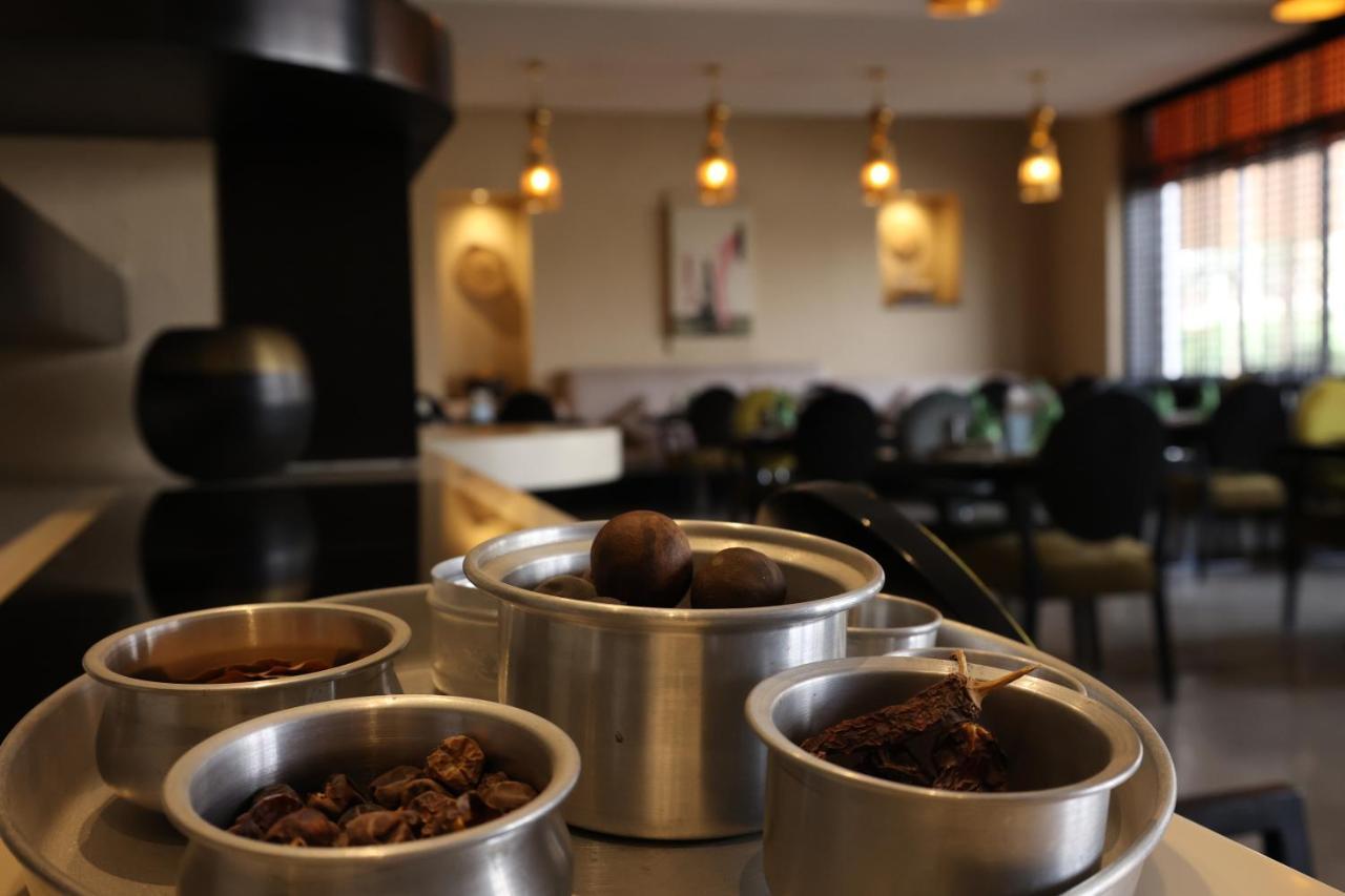 Safir Fintas Hotel Kuwait Koeweit Buitenkant foto A coffee tasting session