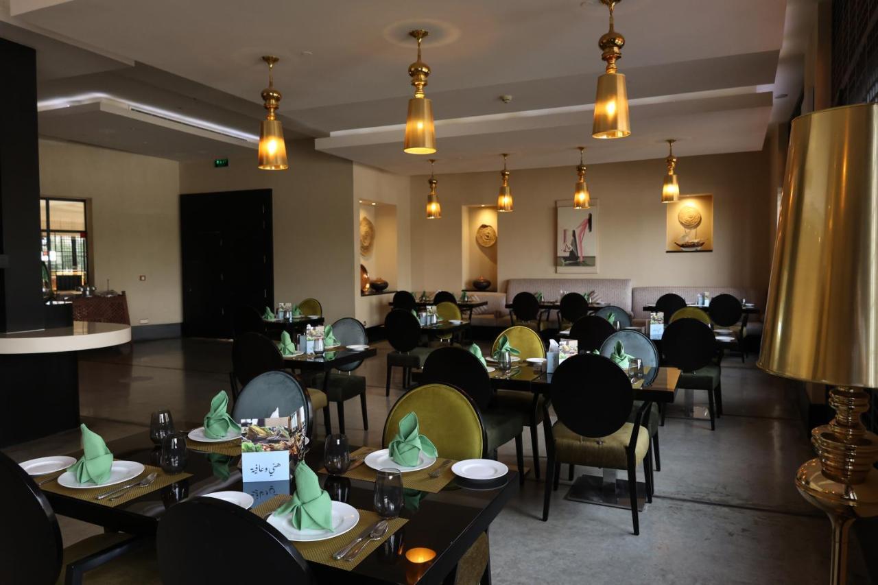 Safir Fintas Hotel Kuwait Koeweit Buitenkant foto Restaurant in Kigali