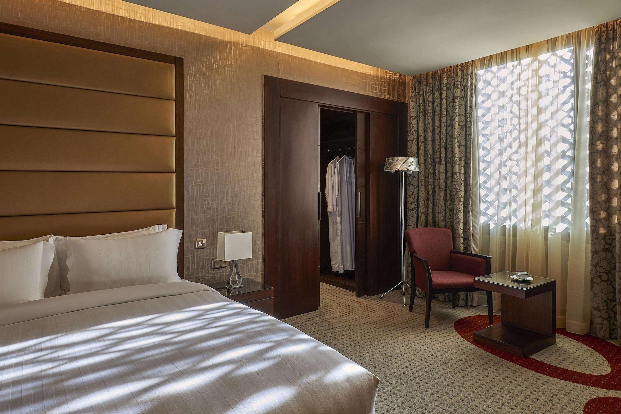 Safir Fintas Hotel Kuwait Koeweit Buitenkant foto A room at the hotel