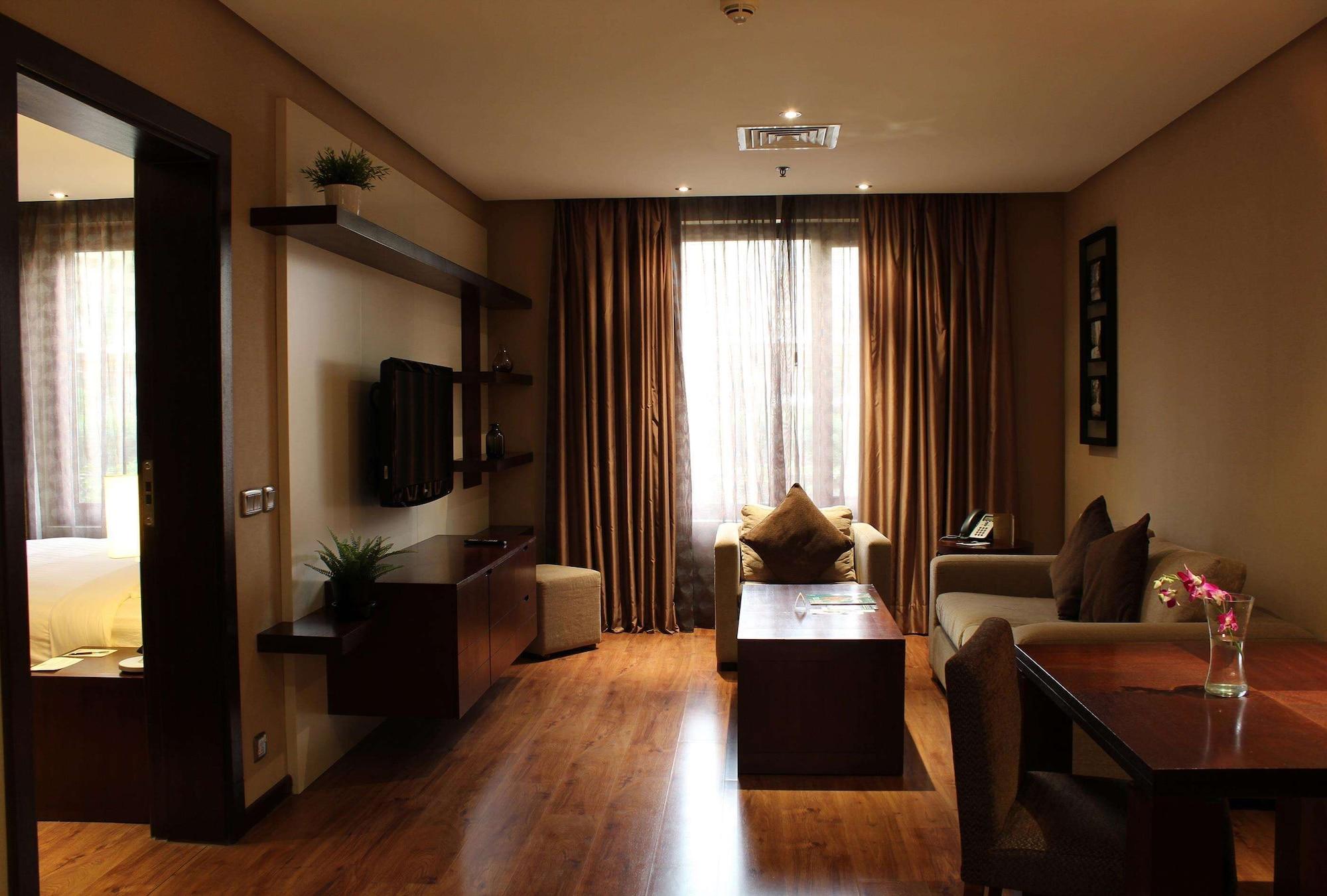 Safir Fintas Hotel Kuwait Koeweit Buitenkant foto A suite at the hotel