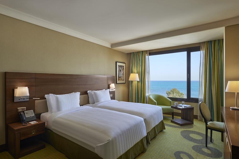 Safir Fintas Hotel Kuwait Koeweit Buitenkant foto A room at the hotel