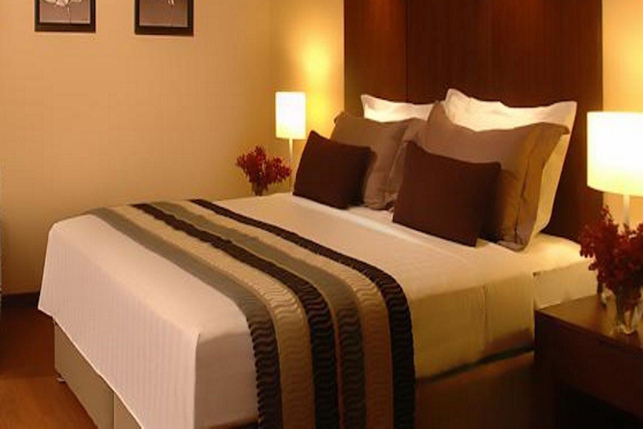 Safir Fintas Hotel Kuwait Koeweit Buitenkant foto A bed runner