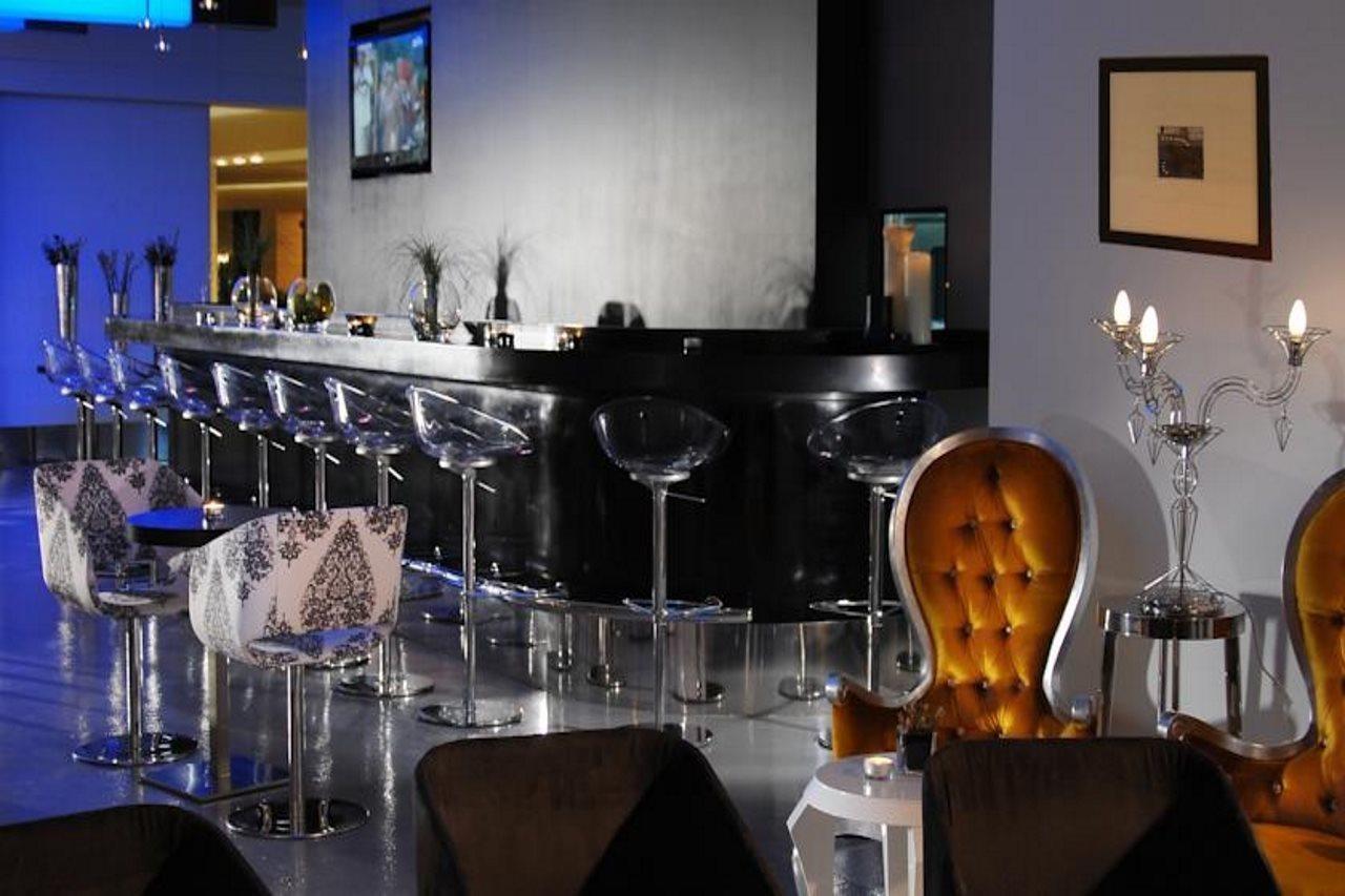 Safir Fintas Hotel Kuwait Koeweit Restaurant foto The bar at the 1001 nights lounge