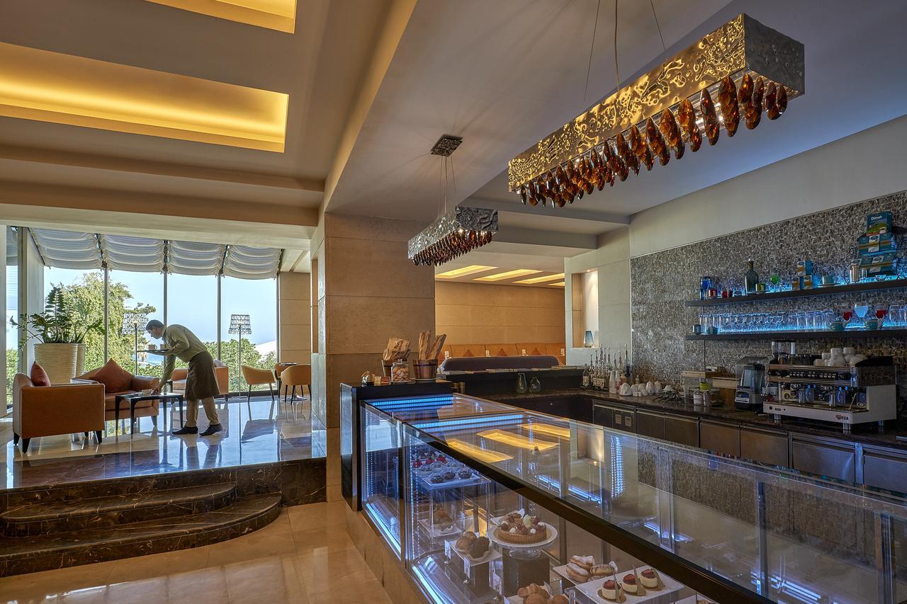 Safir Fintas Hotel Kuwait Koeweit Buitenkant foto The lobby bar