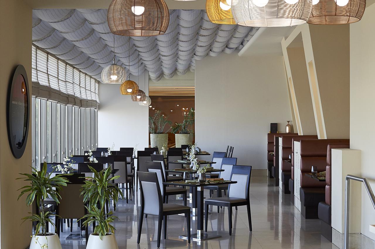 Safir Fintas Hotel Kuwait Koeweit Buitenkant foto The interior of the restaurant
