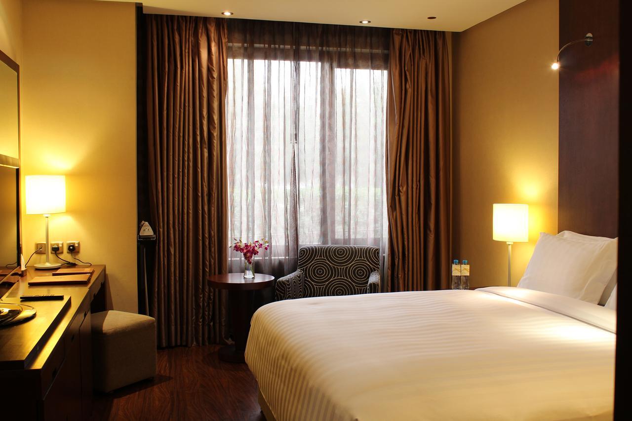Safir Fintas Hotel Kuwait Koeweit Buitenkant foto A room at the hotel