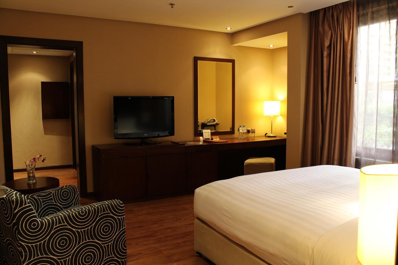 Safir Fintas Hotel Kuwait Koeweit Buitenkant foto A room at the hotel