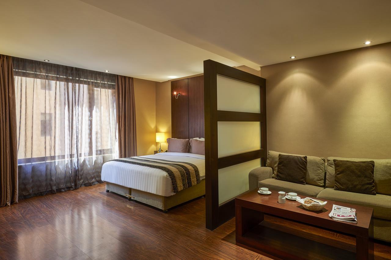 Safir Fintas Hotel Kuwait Koeweit Buitenkant foto A room at the hotel