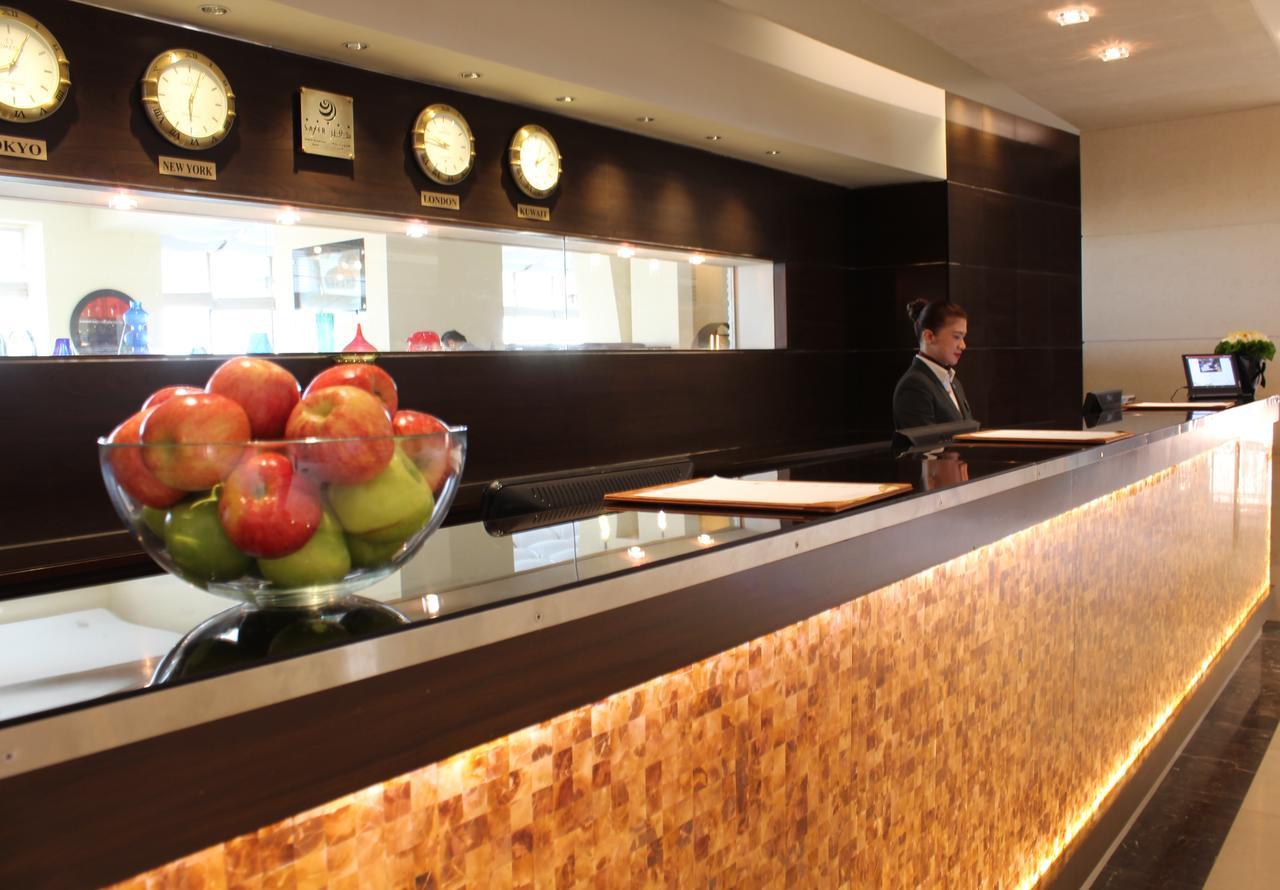 Safir Fintas Hotel Kuwait Koeweit Buitenkant foto Reception desk at the hotel