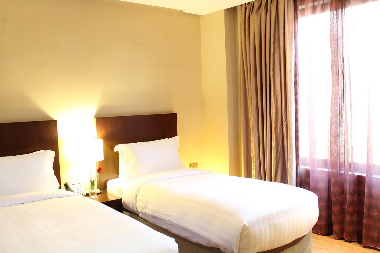 Safir Fintas Hotel Kuwait Koeweit Buitenkant foto A typical room at the hotel