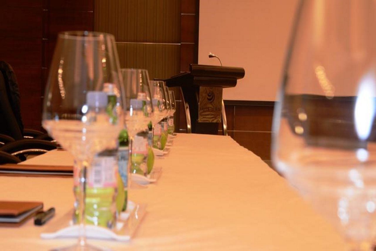 Safir Fintas Hotel Kuwait Koeweit Buitenkant foto A wine tasting in progress