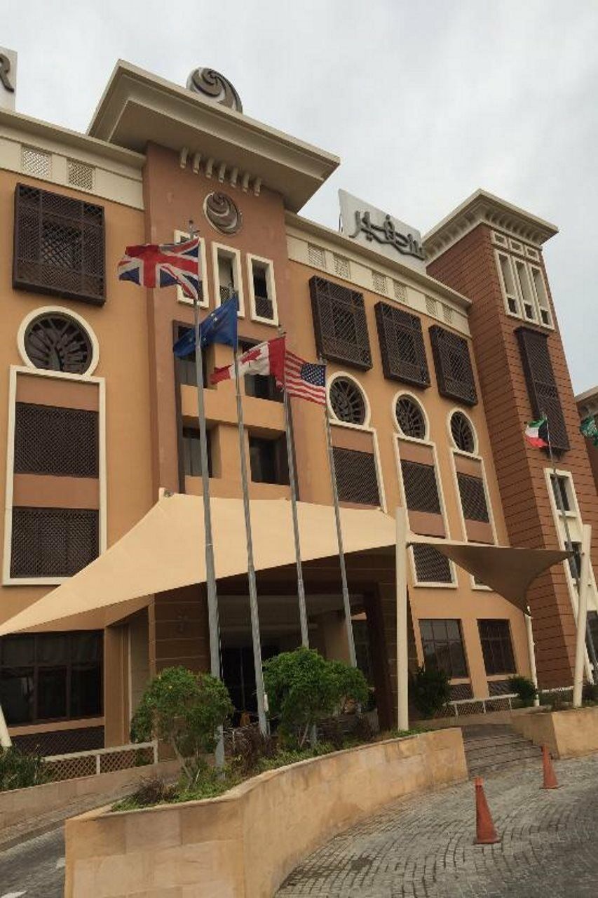 Safir Fintas Hotel Kuwait Koeweit Buitenkant foto The school's main building