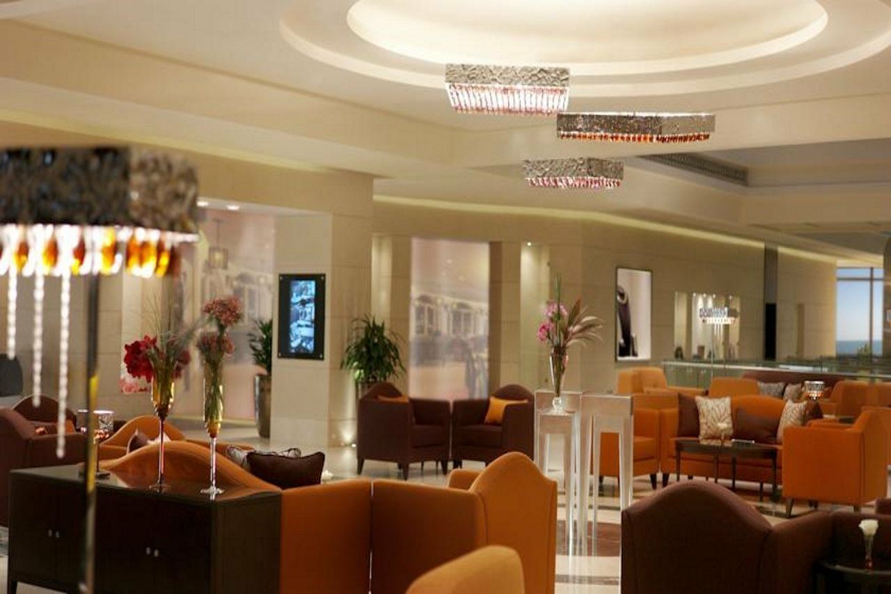 Safir Fintas Hotel Kuwait Koeweit Interieur foto The lounge at the airport