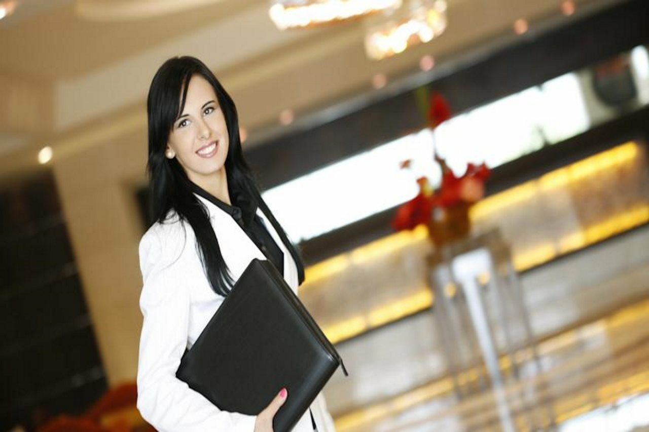 Safir Fintas Hotel Kuwait Koeweit Buitenkant foto A hotel manager